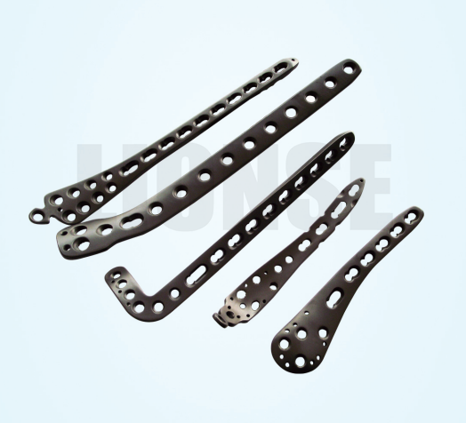 Cur Titanium mixturae medicae inserit?