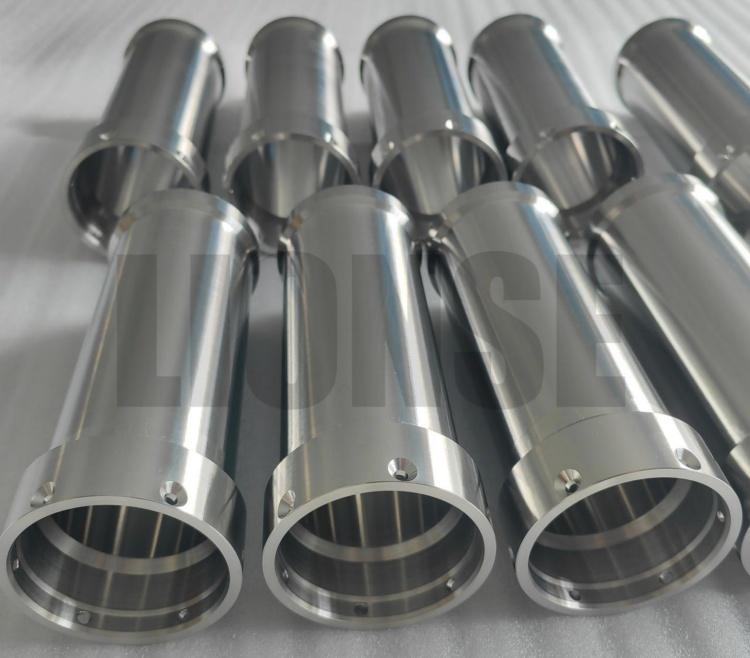 Quare Titanium est materia perfecta machinalis navis?