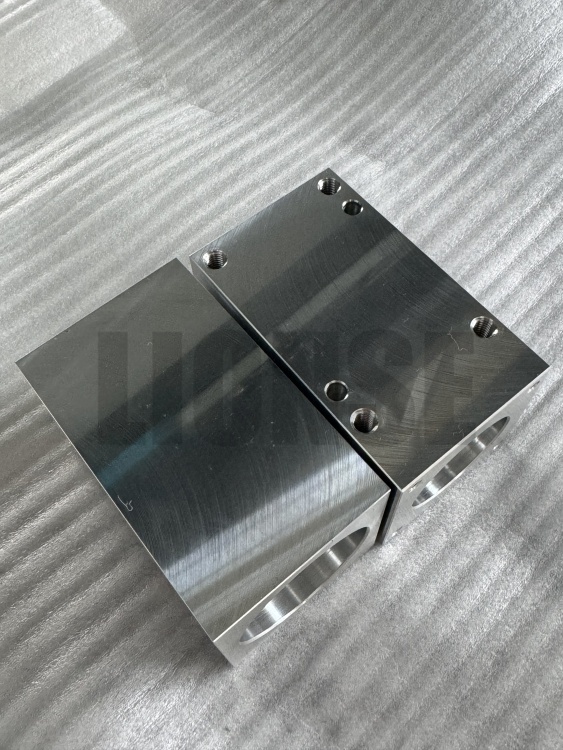 Cur aluminium processus machinae instrumenta et partes instrumentorum praeferuntur?